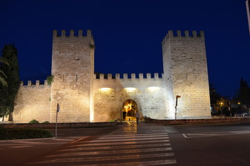 Alcudia, brama Sant Sebastian do starego miasta w nocy, Majorka - obrazy, fototapety, plakaty