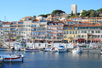Le pittoresque vieux port de Cannes et le village historique du Suquet, Cote d&rsquo;Azur, France
