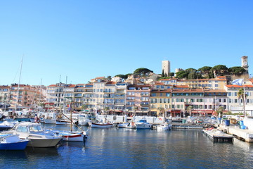 Le pittoresque vieux port de Cannes et le village historique du Suquet, Cote d’Azur, France

