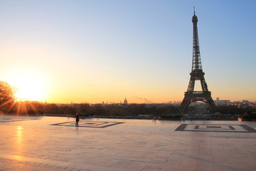 Magnifique lever de soleil à la Tour Eiffel, Paris, France