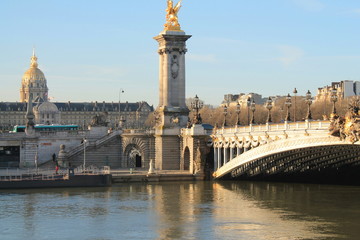 Les Invalides et le pont Alexandre trois à Paris, France