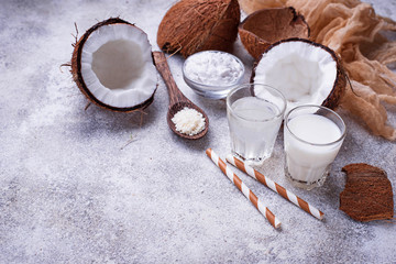 Set of coconut milk, water, oil and shavings.