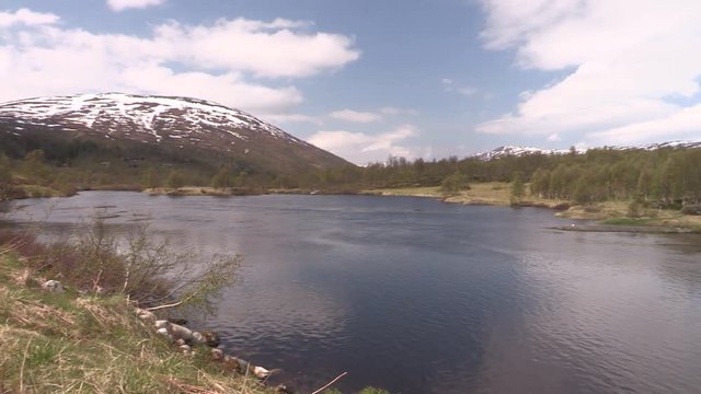Pan shot of Fjell landscape in Norway with river. Schenk &uuml;ber Fjell Landschaft in Norwegen mit Flu&szlig;.