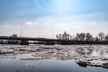 Obraz premium bridge over a snow covered river