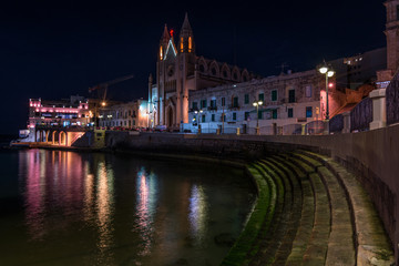 Vista notturna della Chiesa Parrocchiale di Stella Maris sul lungomare di Sliema, Malta