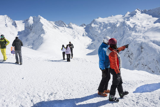 skifahrer gucken in die ferne  ein gletscher
