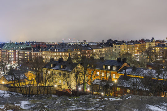 Gamla vackra bostadshus p&aring; S&ouml;dermalm sett fr&aring;n Skinnarviksberget en mulen vinternatt