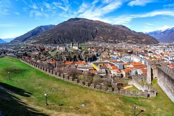 Blick vom Castello di Montebello auf das Castelgrande und die Altstadt, Bellinzona, Schweiz