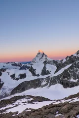 Photo sur Plexiglas Cervin dawn and a new day begin over the famous Matterhorn peak in Switzerland
