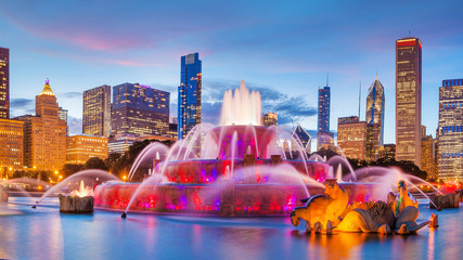 Panorama of Chicago skyline  with skyscrapers and Buckingham fountain - obrazy, fototapety, plakaty