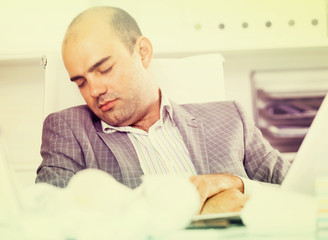Naklejka premium Employe man relax and sleeping