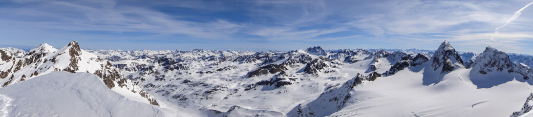 Fototapeta na wymiar panorama view of winter mountain landscape in the Swiss Alps near Klosters