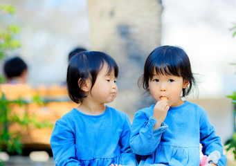 アイスクリームを屋外で食べる子供