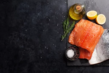 Crédence de cuisine en verre imprimé Poisson Filet de poisson saumon cru