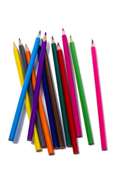 цветные карандаши на белом фоне