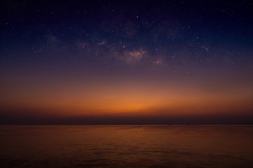 Fototapeta na wymiar Twilight sky at the lake