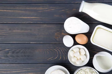 Abwaschbare Fototapete Milchprodukte Milchprodukte auf Holztisch. Milch, Käse, Ei, Quark und Butter.