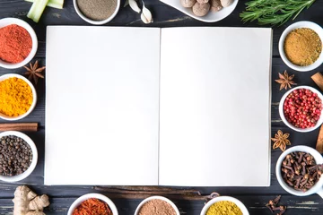 Foto op Plexiglas Kruiden Kleurrijke kruiden en specerijen selectie. Aromatische ingrediënten op houten tafel