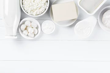 Abwaschbare Fototapete Milchprodukte Milchprodukte auf Holztisch, Ansicht von oben