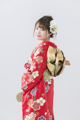 振袖の着物を着た女性