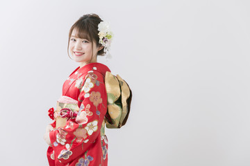振袖の着物を着た女性