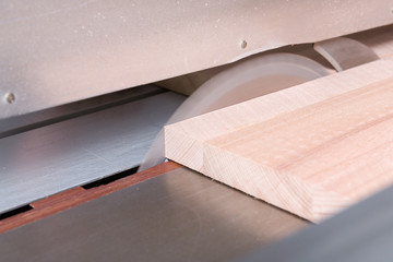 Holz wird an einer Kreiss&auml;ge in der Schreinerei ges&auml;gt