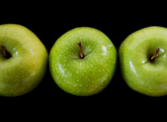 pommes sur fond noir