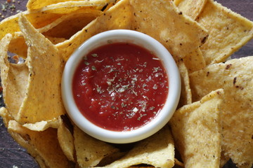 tortillas di mais con salsa