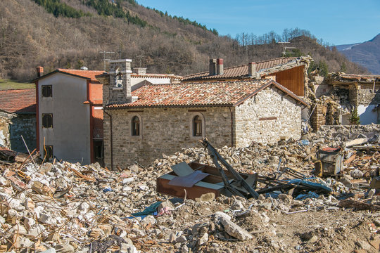 Villaggio abbandonato distrutto dal forte terremoto del centro Italia
