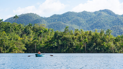 Fischer auf dem Stausee Hanabanilla in Kuba