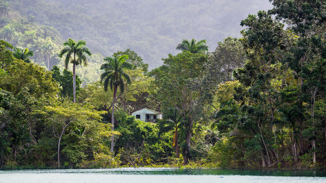 Bauernhaus am Stausee Hanabanilla im Wald der Escambray