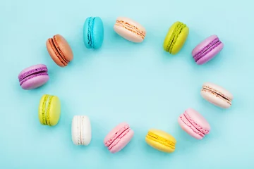 Plexiglas foto achterwand Frame van cake macaron of macaroon op mint pastel achtergrond van bovenaf. Kleurrijke koekjes op dessert bovenaanzicht. © juliasudnitskaya