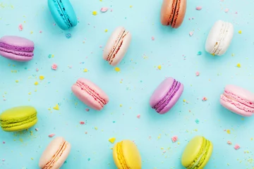 Keuken spatwand met foto Kleurrijke cake macaron of macaroon op turquoise pastel achtergrond van bovenaf. Franse amandelkoekjes op dessert bovenaanzicht. © juliasudnitskaya
