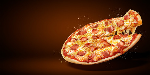 Koncepcja ulotki promocyjnej i plakatu do restauracji lub pizzerii, szablonu z pysznym smakiem pizzy pepperoni, sera mozzarella i miejsca na kopię tekstu - 199104456