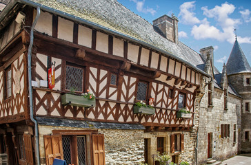 Fototapeta na wymiar Josselin. Maisons à colombages dans les rues médiévales. Morbihan. Bretagne 