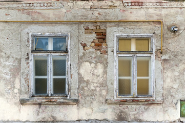 Fototapeta na wymiar Old windows on old houses.vintage