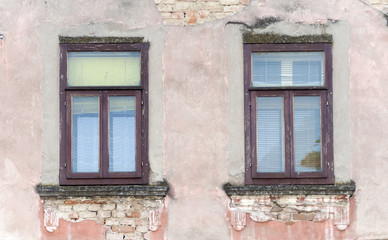 Fototapeta na wymiar Old windows on old houses.vintage