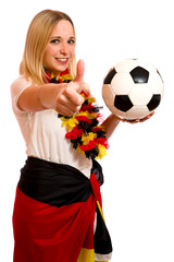 Junge Frau mit Fußball zeigt Daumen hoch