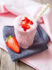Nahaufnahme auf Erdbeer Milch mit frischen Erdbeeren