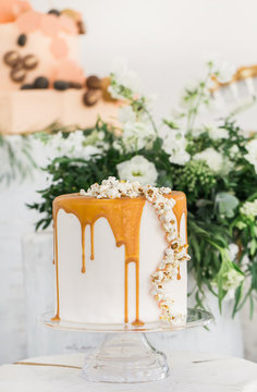 Cake with popcorn topping