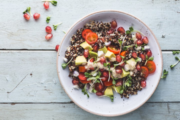 Salade d'été au Quinoa, Tomates, Avocat, Graines Germées et Sauce Tahini. Salade Végétarienne