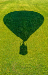 przelot balonem nad zielona łąką - obrazy, fototapety, plakaty