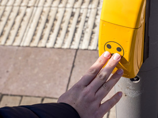 Hand an einer Blindenampel