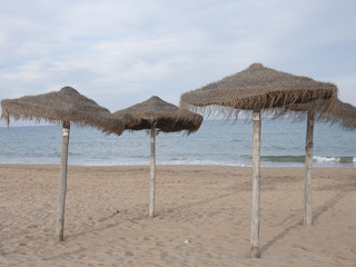 Fototapeta na wymiar playa, atardecer, sombrilla, esparto, mediterráneo, españa