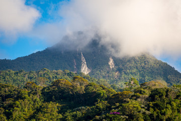 Montanha encoberta pela Mata Atlântica e nuvens na Serra do Caparaó, Espírito Santo, Brasil.