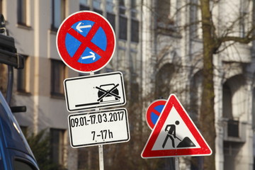 Bilder und Videos suchen: halteverbotsschild