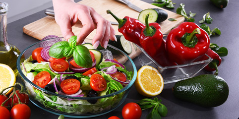 Preparation of a vegetable salad from fresh organic ingredients