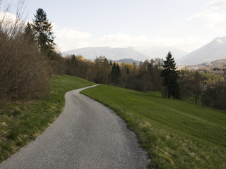 Fototapeta na wymiar sentiero di montagna, trekking e jogging