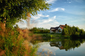 Fototapeta na wymiar Cozy house on the shore of the lake.