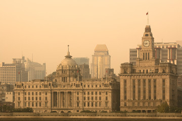 Obraz premium Panoramę Bundu przez rzekę Huangpu z Pudong, Szanghaju, Chin i Azji
